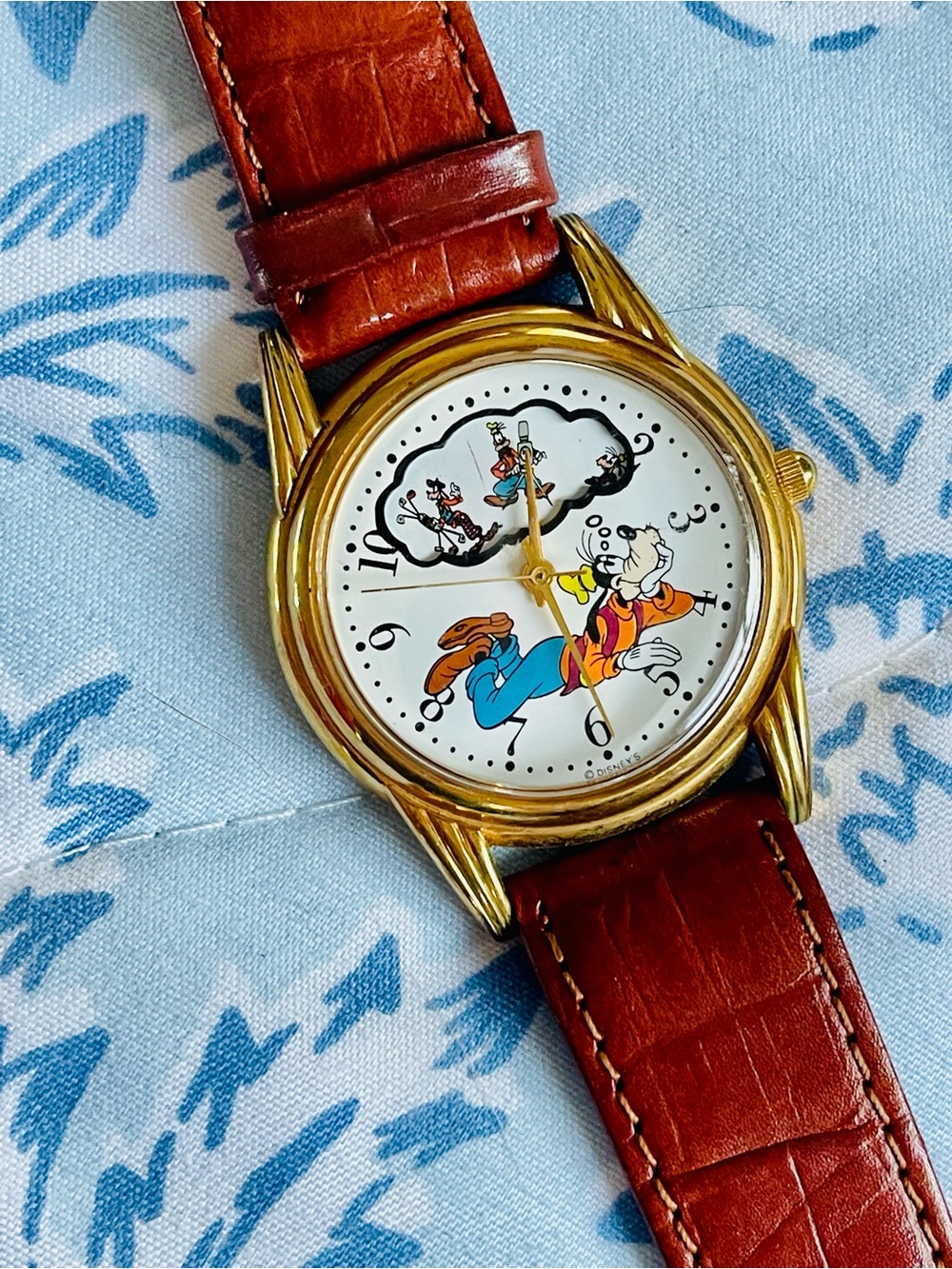Vintage Disney Store Goofy Moon Watch Daydreaming Gold 34mm Quartz Leather Band
